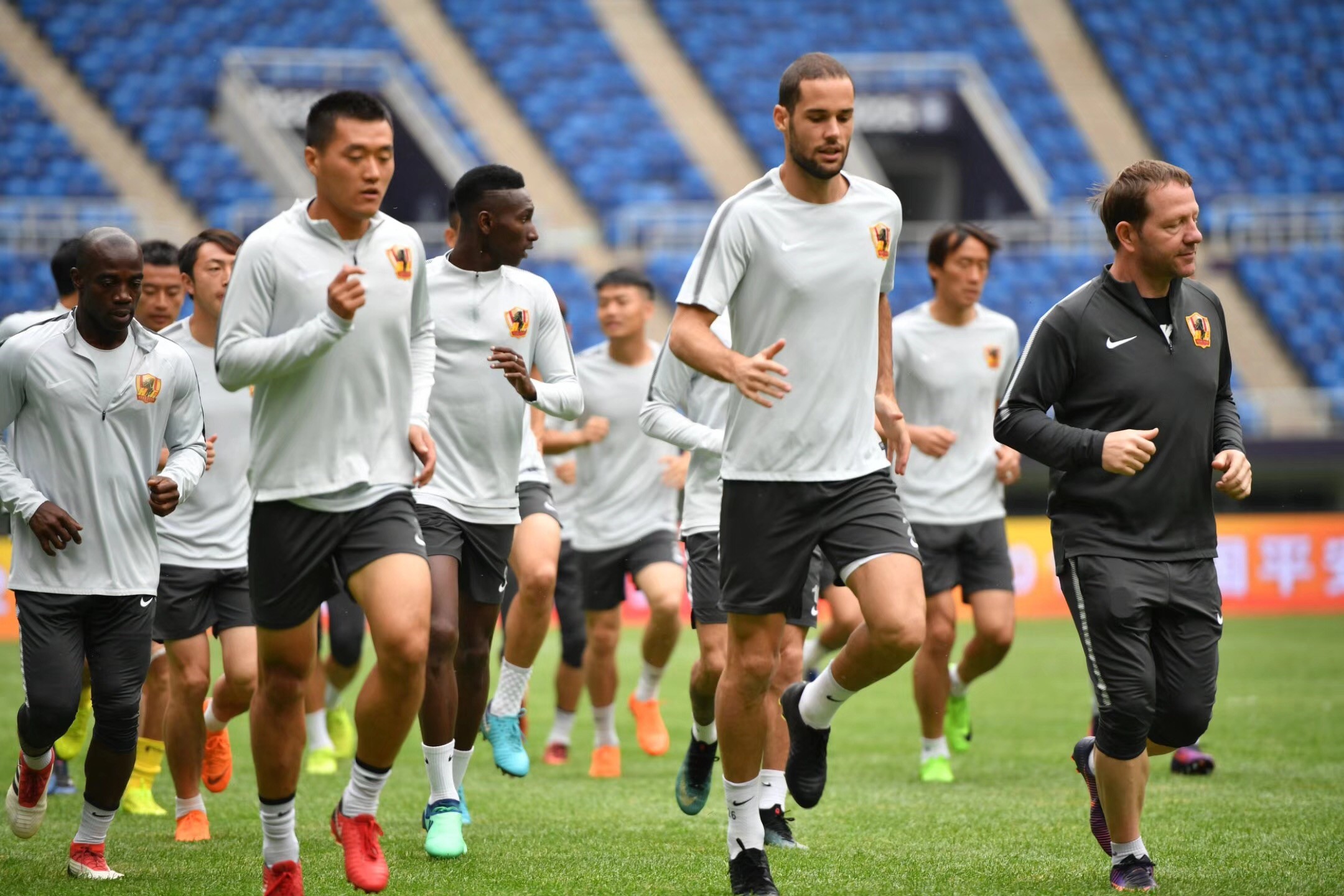 lol台服官网地址-冲刺阶段上海久事远射贴柱：欧联节点到来，压力陡增，赛程密集仍需轮换