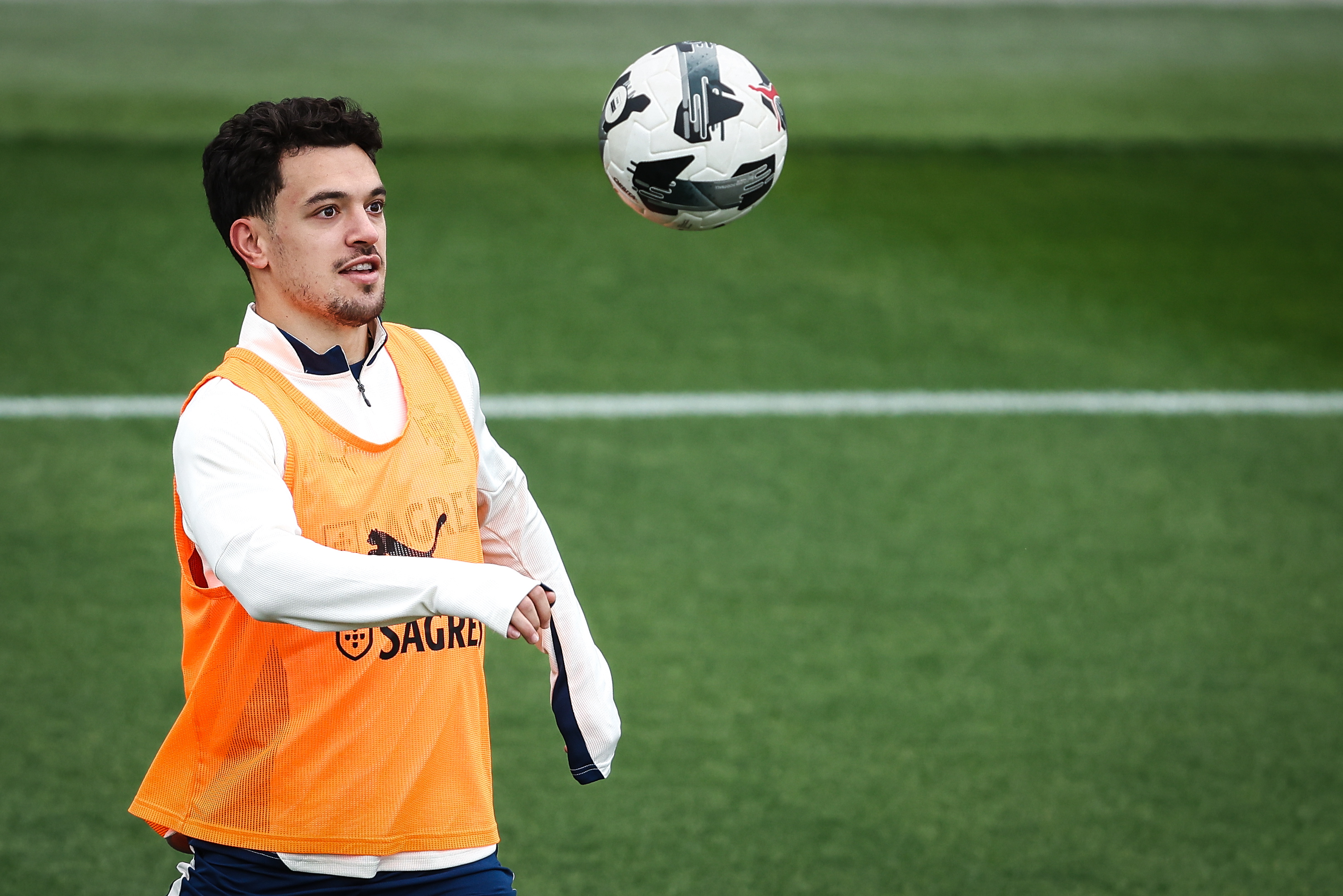 英雄联盟s15-包含葡萄牙体育训练开放日，赛前官宣签约引欢呼，CBA季后赛在即，控场能力受关注的词条